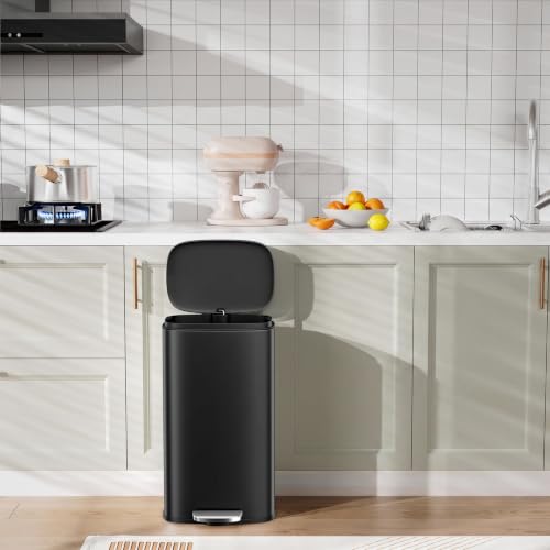 8 Gallon Step Kitchen Trash Can (30L / Black)