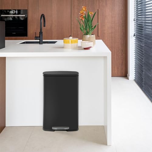 13 Gallon Trash Can with Lid (Black / 13G)