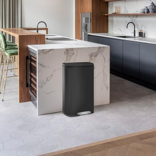 13 Gallon Trash Can with Lid (Black / 13G)