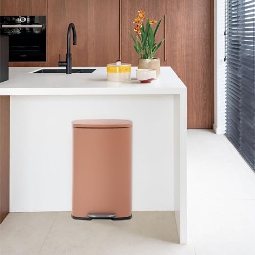 13 Gallon Trash Can with Lid (Pink / 13G)